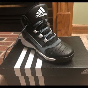 ADIDAS PERFORMANCE J AMPLIFY SHOE NEVER WORN